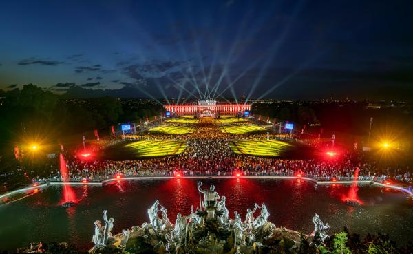 Bild 1 von 3: Sommernachtskonzert aus dem Schlosspark Schönbrunn in Wien