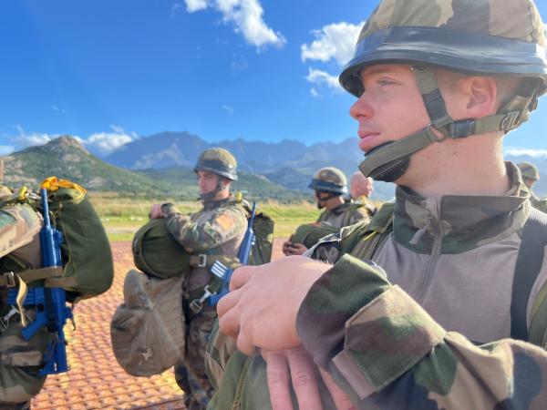 Bild 1 von 12: Legionäre müssen bis zu 40 Kilogramm Gepäck am Körper tragen.