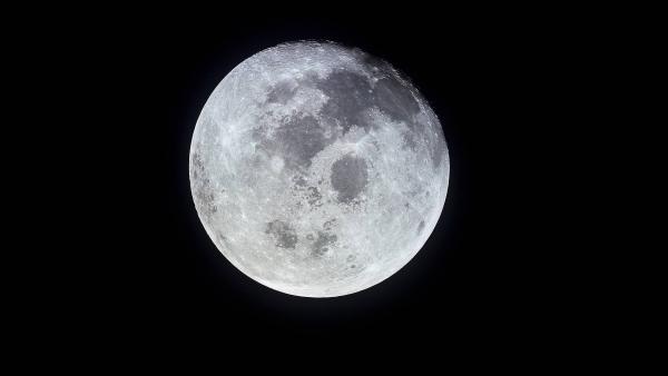 Bild 1 von 2: Der Erdmond ist der einzige natürliche Satellit des Blauen Planeten und gilt im Verhältnis zu seinem Zentralkörper Erde als außergewöhnlich groß.