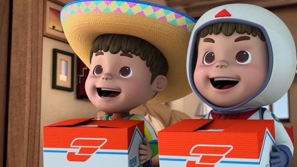 Bild 1 von 5: Endlich halten die Zwillinge Tomas und Manuel ihre Pakete in der Hand.