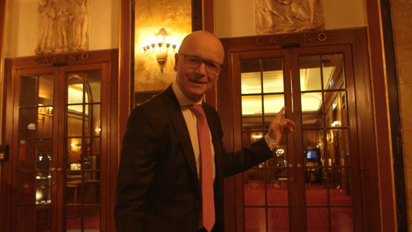 Bild 1 von 4: Wissenschaftsmoderator Karsten Schwanke am Eingang des Casinos Baden-Baden.