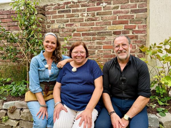 Bild 1 von 13: Maren Bichel-Schnock (M.) und Peter (r.) freuen sich über die kunstvolle Wohlfühloase, die Eva Brenner (l.) und ihr Team für sie geschaffen haben.