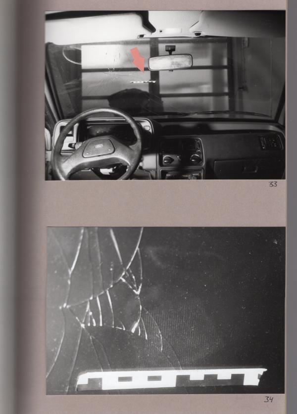 Bild 1 von 6: Die Windschutzscheibe wurde von innen mit einem Stiefel eingetreten. Spuren belegen, dass es sich um den Stiefel von Kerstin S. gehandelt haben muss.