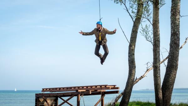 Bild 1 von 7: Kommissar Lars Pöhlmann (Dominic Boeer) zeigt vollen Körpereinsatz bei einem Rekonstruktionsversuch. Fakt ist, der Hochsitz, von dem das Opfer mit tödlichem Ausgang gestürzt ist, wurde manipuliert. Aber wie genau konnte der Hochsitz überhaupt zusammenbrechen? Hat der Täter den Hochsitz nur angesägt oder am Ende sogar nachgeholfen?