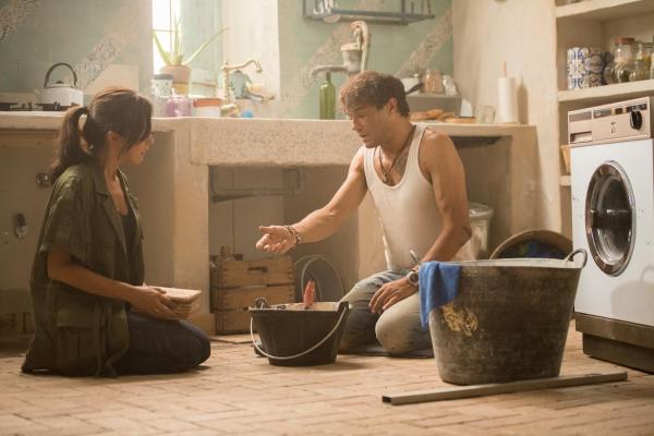 Bild 1 von 5: Verónica (Irene Arcos, l.); Vicent (Paco Manzanedo, r.)