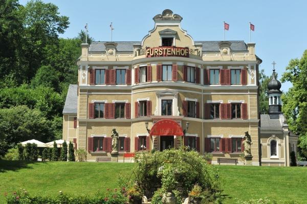 Bild 1 von 4: Der Fürstenhof, ein fiktives oberbayerisches Luxushotel, ist Schauplatz der erfolgreichsten Telenovela im deutschen Fernsehen. Foto: Fürstenhof im Sommer.
