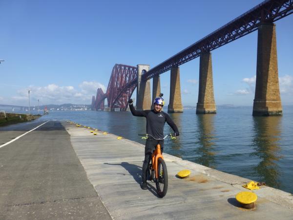 Bild 1 von 9: Die Molen unterhalb der Forth Bridge sind ideales Trainingsterrain für YouTube-Star Danny MacAskill.