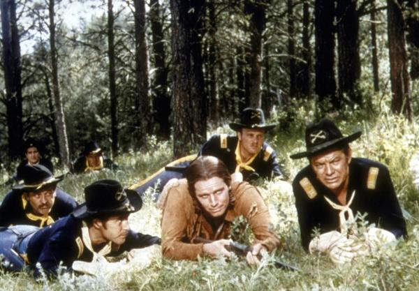 Bild 1 von 6: Warbonnet (Charlton Heston, M.) dient der Kavallerie als Scout ...