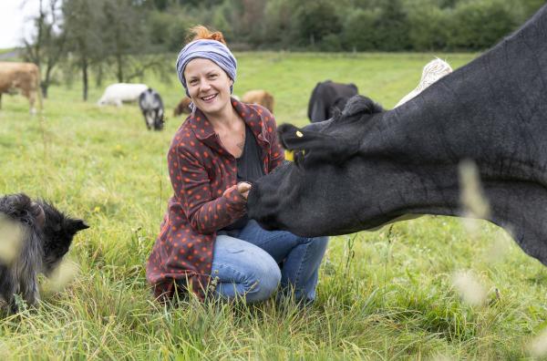 Bild 1 von 5: In Wipperfürth führt Rahel Kremershof zusammen mit ihrer Familie einen Biohof mit Rindern, Schafen und Hühnern.