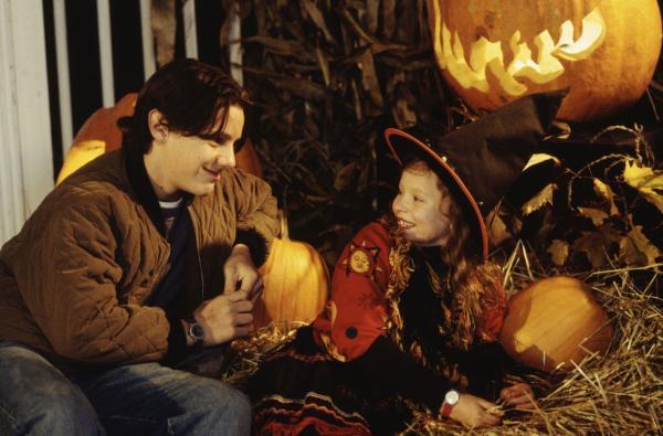 Bild 1 von 8: 169 in Salem, Massachusetts: Die drei Hexen Winifred, Sarah und Mary haben die Rezeptur entdeckt, die ihnen Unsterblichkeit und ewige Jugend verleihen soll und mixen einen Zaubertrunk. Als die Stadtbewohner von Salem davon erfahren, werden die Schwestern gefangen genommen und sollen wegen Hexerei hingerichtet werden. Doch ein geheimer Fluch der Hexe Winifred, soll ihnen die Rückkehr auf die Erde ermöglichen. Dies gelingt ihnen 300 Jahre später als ein kleiner Junge, der das ehemalige Zuhause der legendären Hexen erkundet, eine mysteriöse Kerze anzündet. Als die drei Schwestern aus dem Nichts erscheinen, flieht ihr \