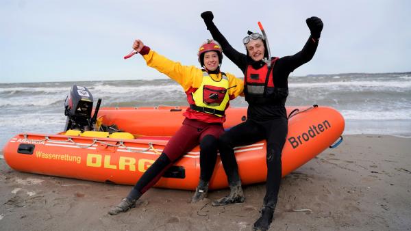 Bild 1 von 4: Checker Julian und Rettungsschwimmerin Friderike