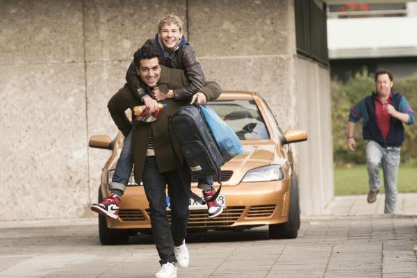 Bild 1 von 10: (v.l.n.r.) Lenny Reinhard (Elyas M'Barek); David Müller (Philip Noah Schwarz); Herr Petry (Jürgen Tonkel)