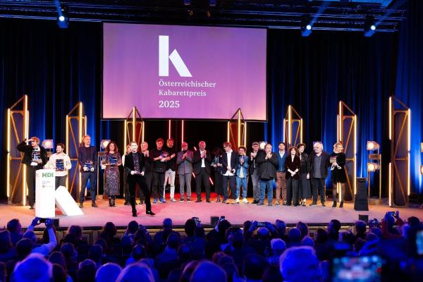 Bild 1 von 7: Im Bild:  Gewinnerinnen und Gewinner des Österreichischen Kabarettpreises 2025.