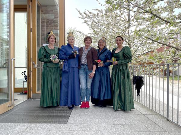 Bild 1 von 11: Im Bild: Monika Neumeyer und die Goldhaubengruppe Gallneukirchen.