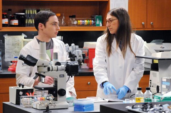 Bild 1 von 23: Der Universitätspräsident zwingt Sheldon (Jim Parsons, l.), endlich seinen Urlaub zu nehmen. Sheldon ist fassungslos, da er ohne Arbeit nichts mit sich anzufangen weiß und beschließt, bei Amy (Mayim Bialik, r.) im Labor auszuhelfen ...