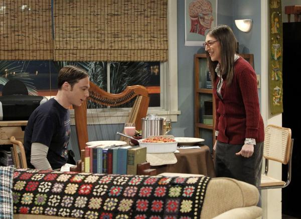 Bild 1 von 7: Während Amy (Mayim Bialik, r.) das Tempo ihrer Beziehung anziehen möchte und Sheldon (Jim Parsons, l.) zu sich einlädt, sagt Leonard etwas zu Penny, das sie sehr verwirrt ...