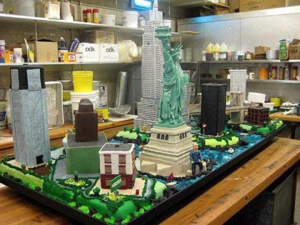 Bild 1 von 2: As seen on Cake Boss - The finished Grucci Fireworks cake