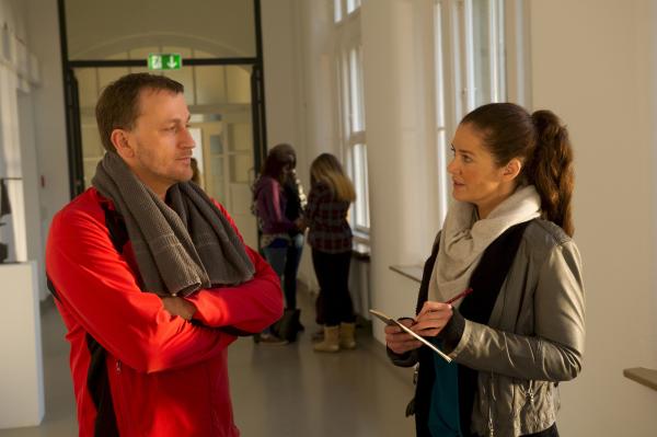 Bild 1 von 8: Selma Kirsch (Yve Burbach) hofft, dass der Sport- und Biologielehrer Karsten Reinhardt (Florian Reiners) ihr mit der Beantwortung ihrer Fragen im Mordfall an dem Schüler Nikolas Resche weiterhelfen kann.