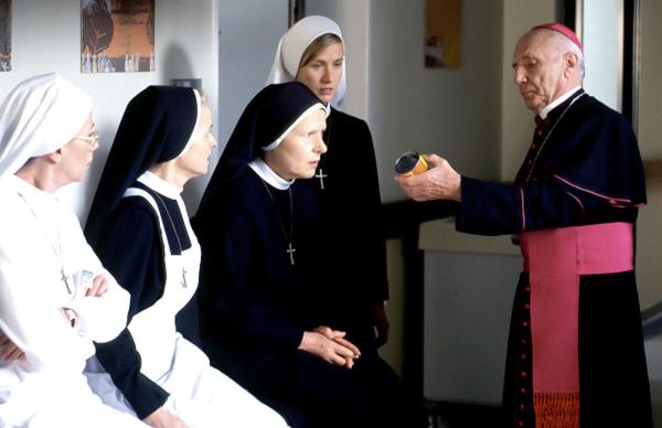 Bild 1 von 2: Im Bild (v.li.): Karin Gregorek (Felicitas Meier), Donia Ben-Jemia (Gina), Rosel Zech (Mutter Oberin), Helen Zellweger (Julia), Horst Sachtleben (Bischof Rossbauer).