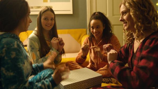 Bild 1 von 3: Noch haben alle Spaß bei Addies (Lola Blue, l.) Übernachtungsparty. Der Überraschungsgast Jenna (Evie Elgie, 2.v.l.), Freundin Audrey (Eve Midgley, 2.v.r.) und Schwester Keedie (Georgia De Gidlow, r.) spielen mit ihr ein Reaktionsspiel.© ZDF/Kind Of Productions Limited MMXXIII - Honorarfreie Verwendung gemäß AGB im redaktionellen Zusammenhang mit genannter Sendung bei Nennung \