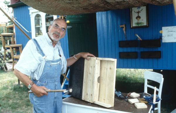 Bild 1 von 1: Peter (Peter Lustig) baut einen Fledermaus-Nistkasten vor seinem Bauwagen.