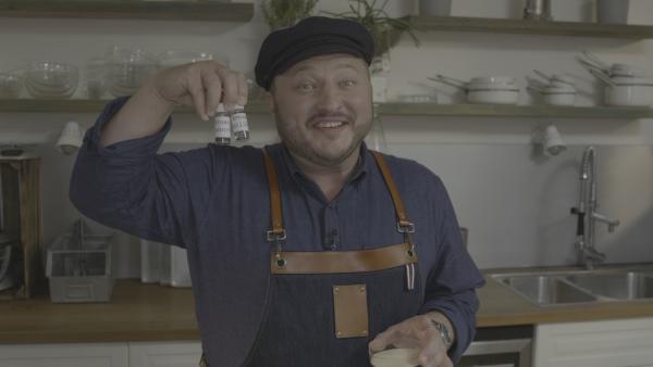 Bild 1 von 5: Wozu teure Kräuter der Provence nehmen, wenn es auch billiges Aroma gibt? Produktentwickler Sebastian Lege zeigt, wie die Lebensmittelindustrie bei Frischkäse trickst.