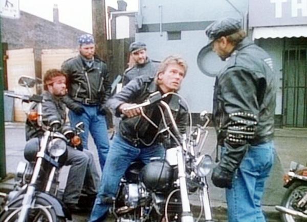 Bild 1 von 11: MacGyver (Richard Dean Anderson, 2.v.r.) versucht, sich als Rocker getarnt mit der Bande anzufreunden.