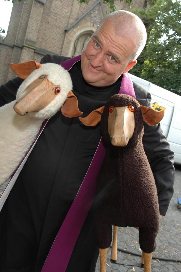 Bild 1 von 22: Markus Maria Profitlich als Pfarrer.