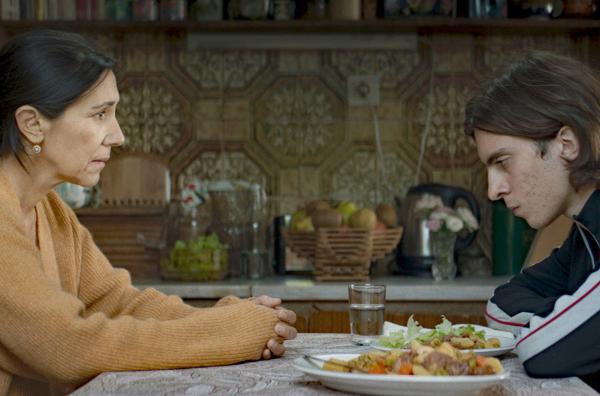 Bild 1 von 5: Mutter (Teresa Sobral) und Sohn (Hugo Fernandes) haben sich voneinander entfremdet.