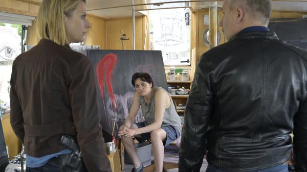 Bild 1 von 5: Tamara Meurer (Anja Pahl, l.) und Bernhard Henschel (Michael Lott, r.) befragen die ehemalige Polizistin Mona Fabeck (Sabine Winterfeldt, M.). Sie war die Vorgesetzte des Toten und koordinierte die Einsätze der V-Männer. Von der einstigen Polizistin ist nicht mehr viel übrig geblieben.
