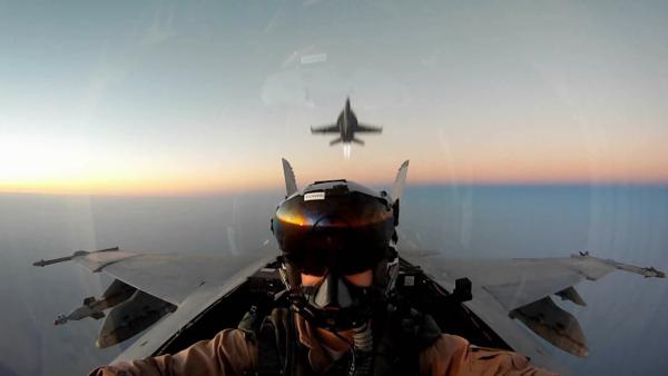 Bild 1 von 2: Am 14. November 2004 um vierzehn Uhr erhielten die Piloten zweier Super-Hornets während einer US-Marine-Übung einen ungewöhnlichen Befehl: Sie sollten die Übung beenden und eine wichtige Aufgabe übernehmen.