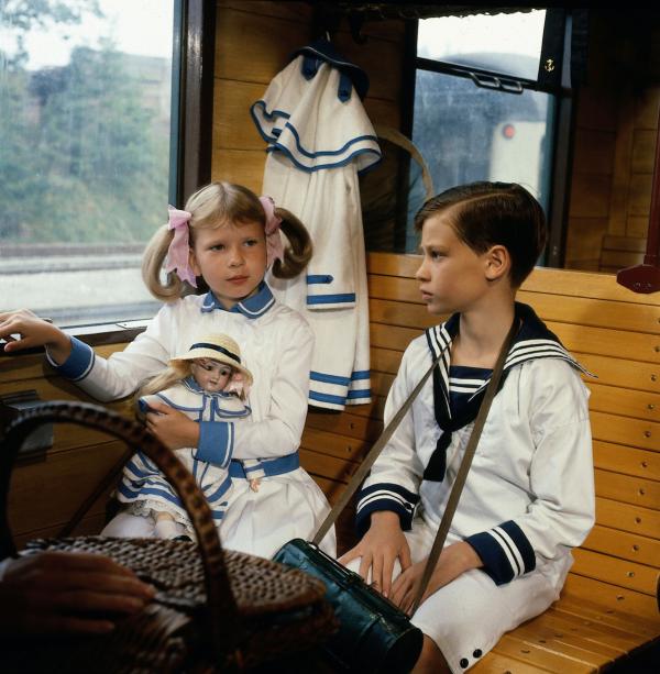Bild 1 von 1: Die Bahnfahrt von Annemarie (Kathrin Toboll) und Klaus (Florian Baier) wird zu einem aufregenden Abenteuer.