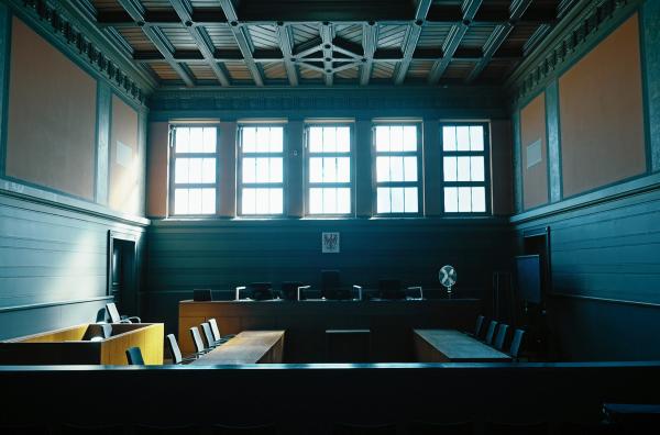 Bild 1 von 5: In diesem Gerichtssaal in Potsdam wird Wolfgang Schmidt im Dezember 1992 zu einer Freiheitsstrafe von 15 Jahren verurteilt. Die Unterbringung in einem psychiatrischen Krankenhaus wird angeordnet.