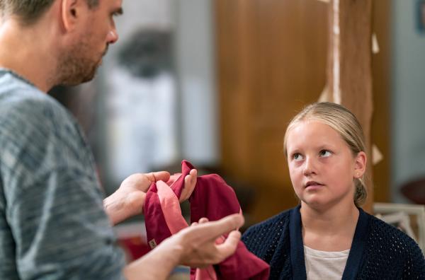Bild 1 von 5: Carlotta (Mila Breiter) hat sich Ärger eingehandelt. Sie hat die Turnhose ihrer Freundin zerschnitten. Andreas (Ralph Gassmann) stellt sie zur Rede.