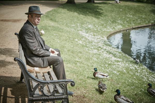 Bild 1 von 7: Seitdem seine Tochter die Familie verlassen hat, igelt sich Fred Thursday (Roger Allam) immer mehr ein.
