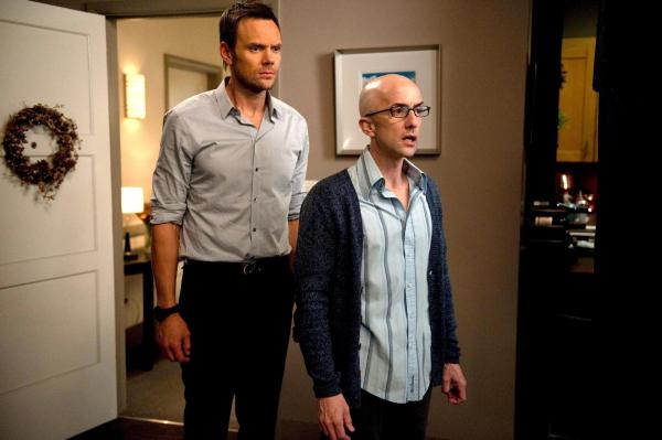 Bild 1 von 20: Auf unangenehme Art und Weise erfährt Studienleiter Dean Pelton (Jim Rash, r.) von Jeffs (Joel McHale, l.) liebevoll geplanten Weihnachtsfeier zu der er nicht eingeladen wurde ...