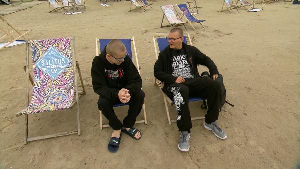 Bild 1 von 2: Mike (45) und Leon (13) führen ein Vater-Sohn-Gespräch