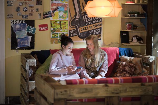 Bild 1 von 6: Olivia (Holly Geddert, links) und Luisa (Tessa Dökel, rechts) beginnen ihre Zusammenarbeit am X-Press.