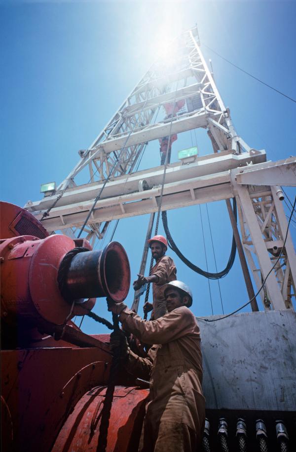 Bild 1 von 2: Die Erdölraffinerie in Ras Tanura, Saudi-Arabien, Hauptquartier des von König Abdul Aziz gegründeten amerikanischen Unternehmens \