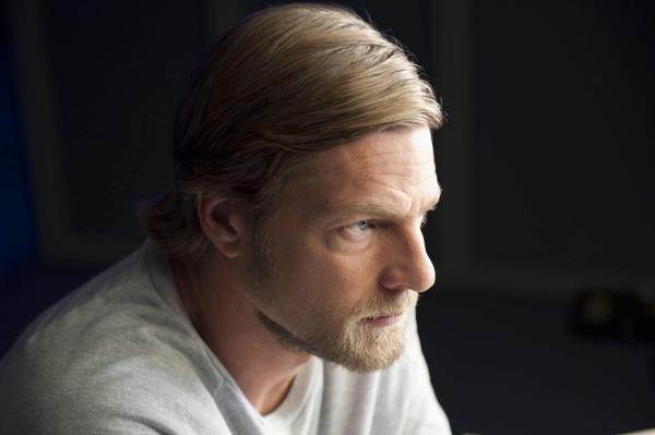 Bild 1 von 25: (2. Staffel) - Einerseits hofft Mick (Henning Baum) darauf, dass Lisa zu ihm zurückkehrt. Andererseits kann er es aber nicht ertragen, dass Meisner mit \