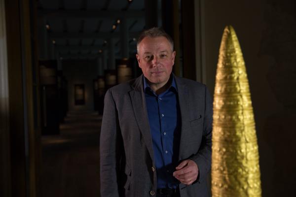 Bild 1 von 5: Archäologen fanden riesige Goldhüte, anhand derer es Weisen wahrscheinlich gelang, den Lauf der Jahreszeiten zu bestimmen und Sonnenfinsternisse vorauszusagen. Prof. Matthias Wemhoff im Neuen Museum in Berlin mit dem Exponat eines Goldhutes.