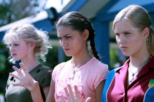 Bild 1 von 2: Charlotte setzt in aller Öffentlichkeit ihre Superkräfte ein und Rikki (Cariba Heine, l.) Cleo (Phoebe Tonkin, M.), und Emma (Claire Holt, r.) versuchen mit aller Kraft, sie daran zu hindern. Ihr Geheimnis ist in Gefahr.
