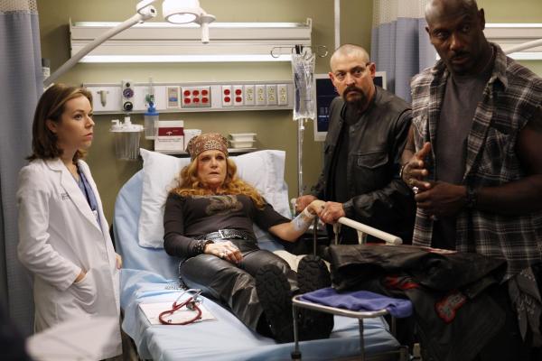 Bild 1 von 43: Die Biker Emily 'Gasoline' Bennett (Dale Dickey, 2.v.l.) und Rage (Jaye Razor, r.) machen Heather (Tina Majorino, l.) die Behandlung nicht leicht ...