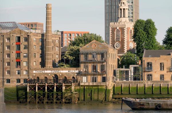 Bild 1 von 2: Die alten Londoner Docklands: Hier wurde seit jeher schwer gearbeitet. Anschließend traf man sich im Pub, dem zweiten Wohnzimmer der Engländer.