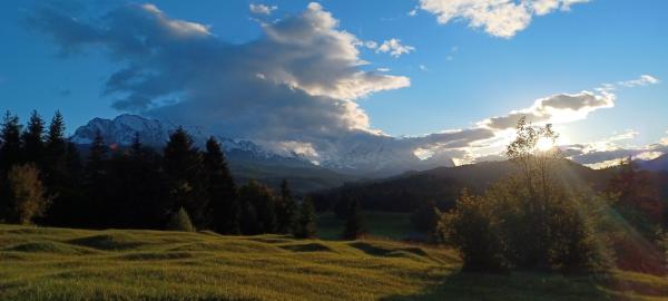 Bild 1 von 21: Buckelwiese vor dem Wetterstein-Gebirge.
