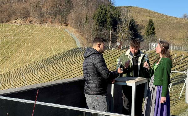 Bild 1 von 3: Die beiden Jungwinzer Florian Dillinger (l.) und Florian Adam-Lieleg mit der Weinkönigin Magdalena I.
