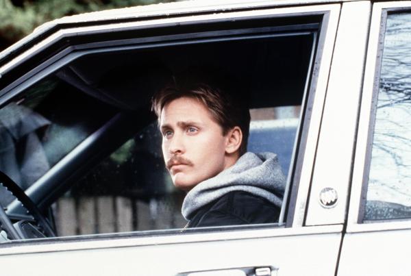 Bild 1 von 3: Nun muss Bill Reimers (Emilio Estevez) auch noch seinen Kollegen beschatten, der sich in eine Verdächtige verliebt hat ...