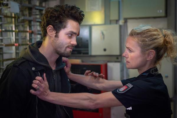 Bild 1 von 8: Leo (Max Befort, l.) arbeitet mit allen Tricks, um Franzi (Rhea Harder-Vennewald, r.) daran zu hindern, ihn zur Befragung ins Revier zu bringen.