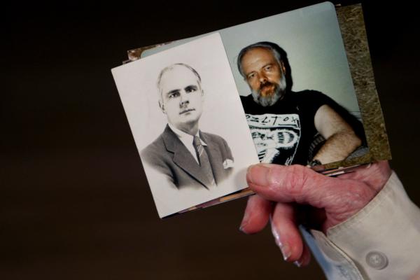 Bild 1 von 11: Tessa Dick, Witwe und letzte Ehefrau von Philip K. Dick, zeigt Bilder ihres verstorbenen Mannes.