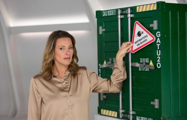 Bild 1 von 2: Antimaterie gehört zu den rätselhaftesten Stoffen der Physik. Forschende entwickeln derzeit Systeme, um die extrem empfindlichen Teilchen erstmals über größere Entfernungen zu transportieren. Wie Antimaterie erstmals auf Reisen geschickt werden soll, erklärt Anja Reschke in \